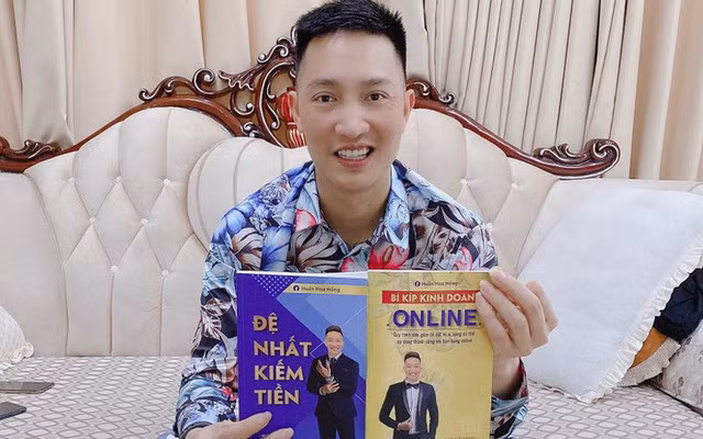 Theo đó, từ ngày 16/6, Cục An ninh chính trị nội bộ, Bộ Công an đã tiến hành làm việc với đối tượng Bùi Xuân Huấn (biệt danh Huấn Hoa Hồng, sinh năm 1985 tại Yên Bái) để làm rõ hành vi vi phạm pháp luật liên quan đến việc xuất bản, phát hành 2 cuốn sách "Đệ nhất kiếm tiền" và "Bí kíp kiếm tiền online". 