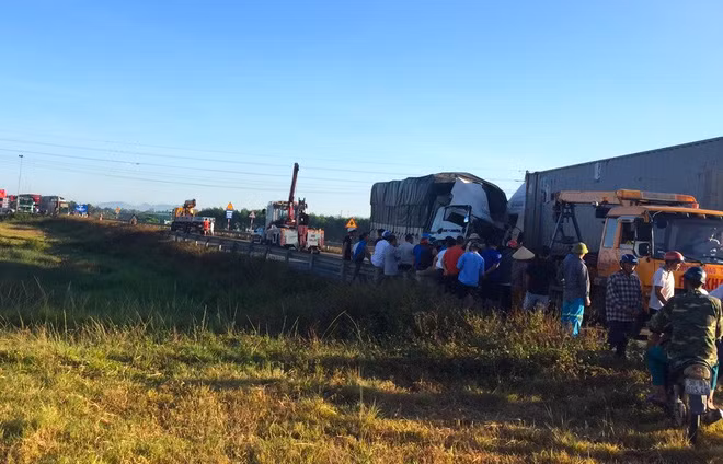 Hiện nguyên nhân vụ xe tải đối đầu container đang được cơ quan chức năng điều tra, làm rõ. Mời quý độc giả theo dõi video: Xe tải đối đầu container trong sương mù. Nguồn: VTC 14.
