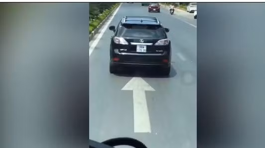 Lực lượng cứu hỏa trên xe liên tục phát loa thông báo “đề nghị xe 38A - 176.36 dẹp vào lề đường bên phải, nhường đường xe chữa cháy đi làm nhiệm vụ", thế nhưng tài xế xe Lexus này vẫn tiếp tục cho xe chạy phía trước, không rẽ phải dù làn đường bên phải khá vắng. 