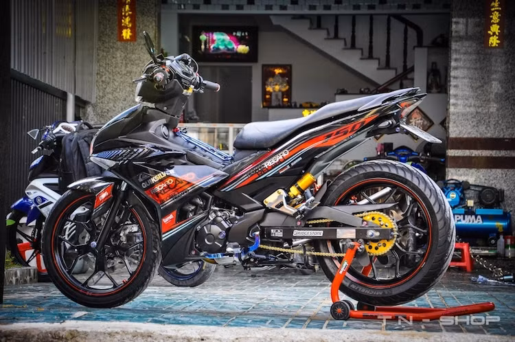 Kể từ khi thay thế cho "đàn anh" Exciter 135, Yamaha Exciter 150 đã được hàng ngàn biker tại Việt Nam độ lại theo nhiều phong cách khác nhau. Trong đó, các biker miền Tây thương ưa chuộng độ xe theo phong cách kiểng với hàng loạt đồ chơi "khủng" được phối ghép thông minh.