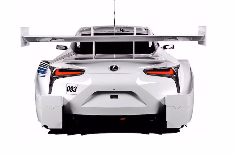 Giống như những mẫu xe đua khác tại giải đua Super GT, LC500 Super GT cũng có cánh đuôi đằng sau cực lớn. Trên chiếc xe này, có lẽ chỉ còn cặp đèn pha và đèn hậu được giữ lại từ LC500 nguyên bản; mọi chi tiết khác đều đã được "thửa riêng" và chỉnh sửa lại.