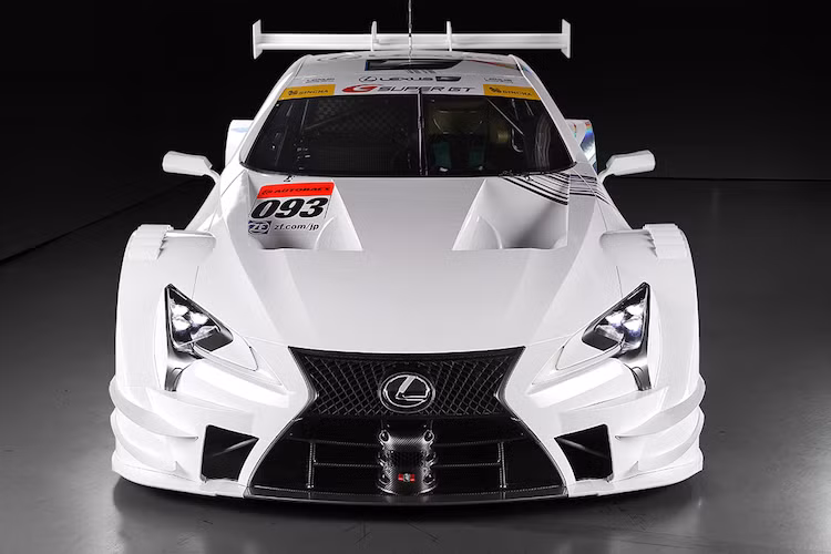 Thay vì động cơ 5.0l V8 như phiên bản dân dụng, LC500 Super GT sở hữu máy 2.0l 4 xi-lanh tăng áp kép, phun nhiên liệu trực tiếp và nạp khí tự nhiên với công suất lên tới 600 mã lực, đi kèm với hộp số tuần tự 6 cấp. Sức mạnh của động cơ vẫn được truyền về phía cầu sau.