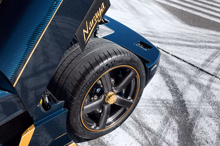 Tuy nhiên, 2 điểm khiến cho Naraya trở nên "không đụng hàng" với bất kỳ chiếc Koenigsegg nào khác từ trước tới nay đó là toàn bộ vỏ xe đã được làm từ sợi carbon trần màu xanh và nhiều chi tiết trên xe dát vàng 18k.