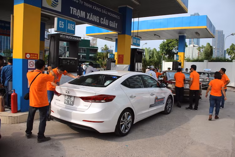 Trong quá trình bơm xăng, nhiều đôi đã sử dụng "xảo thuật" bằng cách lắc xe để lượng xăng đổ vào có thể đầy kín bình xăng. Tuy nhiên về cơ bản, biện pháp này chỉ như một màn vui "khuấy động" cuộc thi khi trước khi đóng nắp xăng, mỗi xe đều đã được đổ "tràn bình".