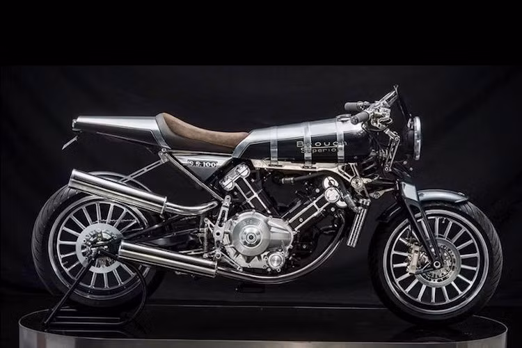 Điểm đáng chú nhất của Brough Superior SS100 nằm ở bộ khung được làm bằng những tấm titan hàn lại với nhau tạo thành kết cấu chắc chắn và đẹp mắt cũng như cho phép quan sát rõ động cơ. Thiết kế của chiếc xe chịu ảnh hưởng mạnh mẽ từ chiếc SS100 cách đây gần cả thế kỷ.