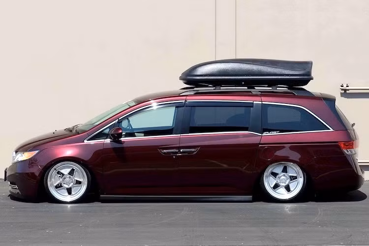 Trong 3 năm qua, chiếc Honda Odyssey của Bisimoto đã nổi tiếng trong toàn thể giới chơi xe độ. Hiện nay, chiếc xe đang chuẩn bị được đem ra đấu giá bởi nhà Mecum từ 18/8 tới 20/8.