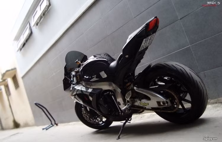 Khối động cơ 600 cc của xe được giữ nguyên bản, chỉ thay pô độ full system của Austin Racing. Cả 2 lốp xe đều sử dụng loại Michelin Pilot Power 3, đem tới cảm giác điều khiển chính xác hơn cho xe.
