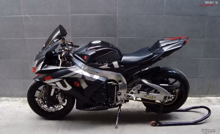 Chạy dọc quây gió của xe là dòng chữ Suzuki tương tự phong cách của mẫu xe đua MotoGP GSX-RR. Tuy nhiên thay vì màu xanh-vàng của đội đua Suzuki Ecstar, chủ xe đã lựa chọn màu đen bóng kết hợp xám mờ cực "ngầu" cho chiếc GSX-R600 của mình.