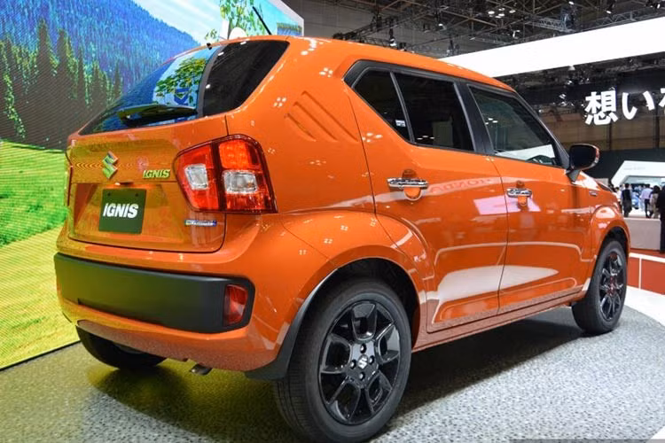 Trong 2 mẫu xe này, Ignis là chiếc xe cỡ nhỏ hoàn toàn mới, dựa trên mẫu concept IM-4 đã được hãng ra mắt trước đây. So với phiên bản concept IM-4, Suzuki Ignis mới sở hữu thiết kế gần như y hệt, chỉ khác biệt ở một số chi tiết nhỏ. Kiểu dáng của xe được lấy cảm hứng từ chiếc Suzuki SC 100 Whizzkid Coupe trong thập niên 70.