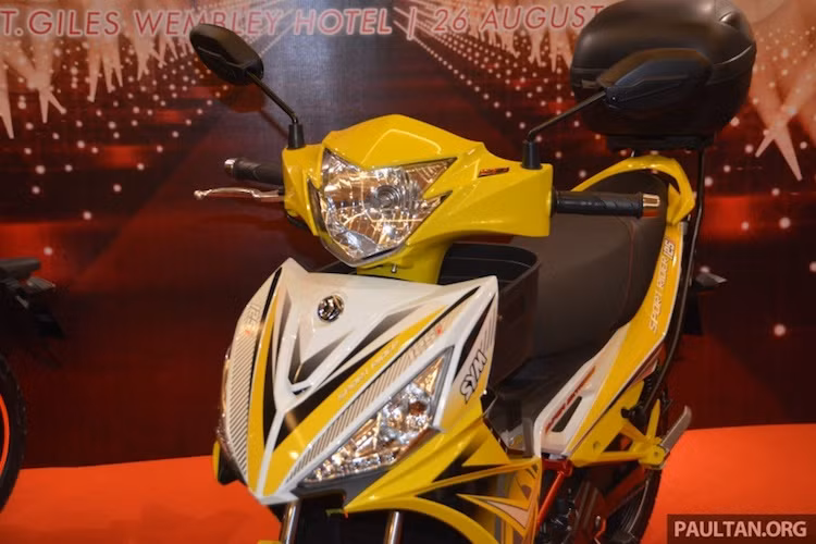 Ở phía trước, Sport Rider 125i được thiết kế phần nào gợi nhớ về Yamaha Exciter 135 cũ với cặp đèn demi và xi-nhan nằm dưới yếm cùng đèn pha nằm trên đầu xe. Các đèn chiếu sáng của xe đều có thiết kế khá lớn.