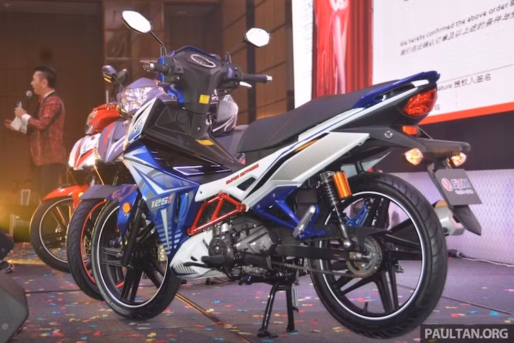 Toàn bộ đèn chiếu sáng phía sau của Sport Rider 125i đều sử dụng công nghệ LED hiện đại. Chiếc xe có trọng lượng 107 kg và có yên xe được thiết kế nhằm đem tới sự thoải mái cho cả người lái lẫn hành khách.