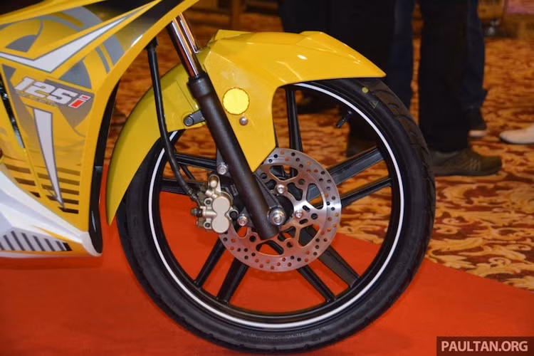 Giống như gần như tất cả các mẫu xe máy underbone hiện tại, SYM Sport Rider 125i được trang bị hệ thống phanh đĩa trước 2 piston. Bộ vành của xe có thiết kế dạng 5 cánh kép, đi kèm với lốp 70/90/17.