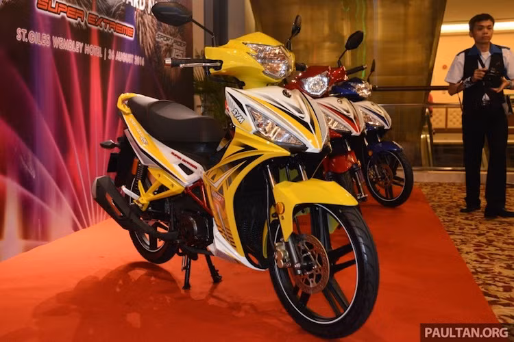 Theo SYM, hãng đã quyết định sản xuất Sport Rider 125i dựa theo nhu cầu của biker trong phân khúc, khi chỉ có duy nhất một mẫu xe underbone côn tay là Suzuki Axelo trong khi chiếc Future 125, hay Wave X 125 dù có động cơ tương đương nhưng lại không có côn tay.