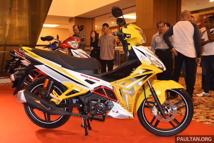 Là một mẫu xe underbone côn tay thể thao, SYM đã thiết kế thân của Sport Rider 125i với những đường cắt xẻ sắc nhọn. Điểm nhấn trong thiết kế của chiếc xe là phần khung thép nằm phía trên động cơ "giả" khung trellis.