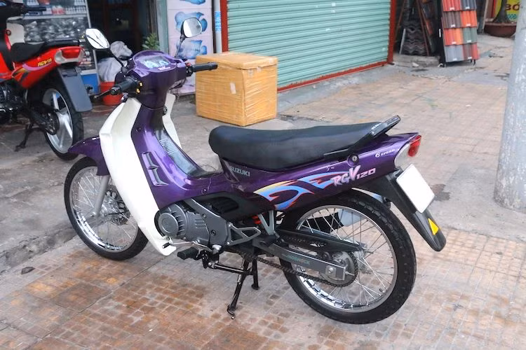 Do còn trong tình trạng gần như mới tinh nên chiếc xế nổ 2 kỳ Suzuki RGV 120 này được nhiều người chơi sành sỏi dự đoán giá có thể lên tới trên dưới 200 triệu đồng và nếu được giá nó có thể đắt hơn nữa.