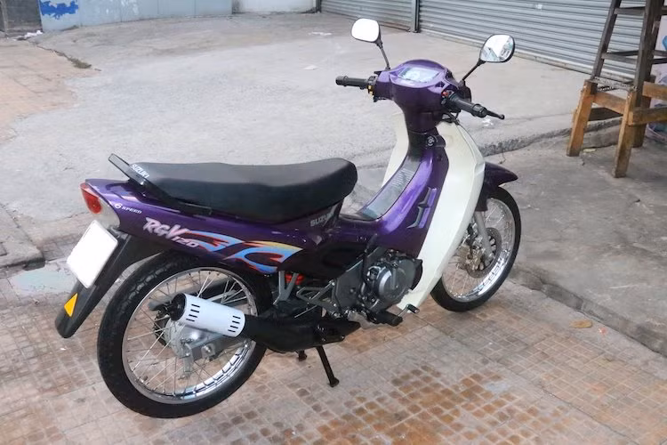 Bộ yên của xe cũng còn giữ nguyên "phom" cùng lớp giả da sần, trong khi cây pô "bụng bầu" đặc trưng của xe 2 kỳ cũng còn mới nguyên, không hề có vết trầy xước.