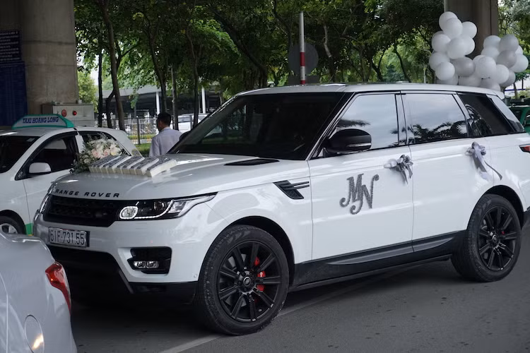 Nối liền với 3 chiếc Range Rover ở hàng đầu là một chiếc Range Rover Sport đời mới nhất. Dựa vào bộ mâm của xe, có thể thấy chiếc xe này thuộc phiên bản cơ bản của dòng xe. Ngay sau chiếc xe này là một chiếc Range Rover Sport đời cũ hơn.