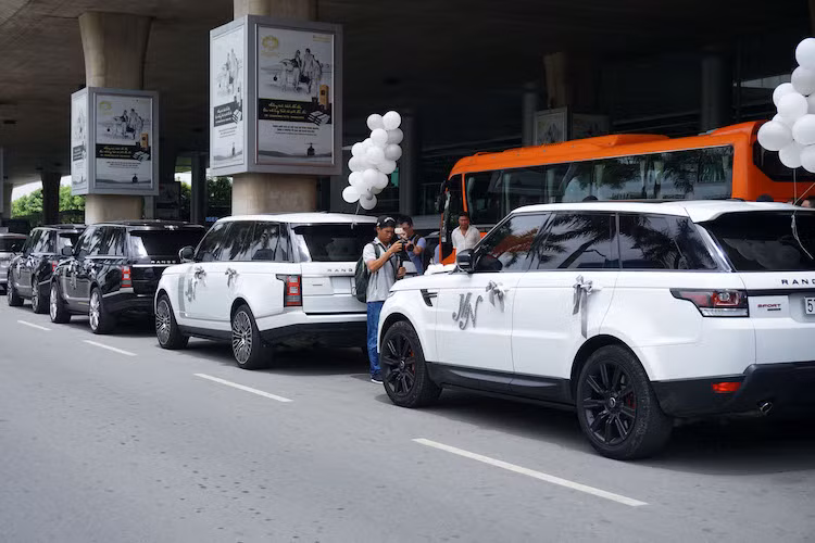 Xếp hàng dài trước khu vực sảnh đón trả khách của sân bay Tân Sơn Nhất, đoàn xe này đã gây chú ý cho du khách và phần nào khiến cho khu vực này trở lên náo nhiệt hơn thường lệ.