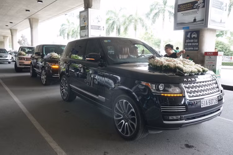 Được biết mặc dù được Minh Nhựa tổ chức nhưng số xe Range Rover này lại không thuộc sở hữu của anh. Thay vào đó, số xe này được anh mượn từ những người bạn của mình. Hiện không ai có thể lý giải vì sao anh đã lựa chọn thương hiệu Range Rover cho dàn xe.