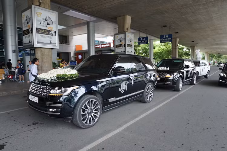 Dàn xe SUV Range Rover hạng sang, bao gồm 6 chiếc đã "xếp lốp" bên ngoài khu vực đón khách của sân bay Tân Sơn Nhất, Sài Gòn. Đây là dàn xe do thiếu gia siêu xe Minh Nhựa tổ chức để đón và xin lỗi người vợ của anh, sau vụ "tự tử hụt" gây xôn xao dư luận tuần trước.