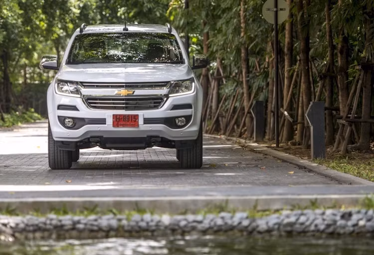 Với sự xuất hiện của chiếc Isuzu D-Max trong thời gian qua cùng sự có mặt của nhiều đối thủ đồng hạng từ lâu như Fortuner và Everest, có khả năng Chevrolet sẽ đưa Trailblazer về Việt Nam. Hiện tại, dòng sản phẩm của hãng ở Việt Nam đang chỉ có chiếc Captiva đã rất cũ là xe SUV, trong khi chiếc MPV 7 chỗ Orlando lại có doanh số đáng thất vọng.