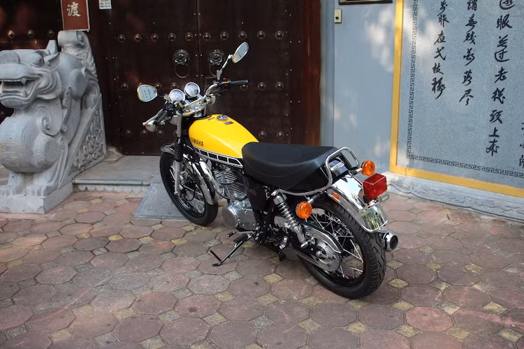 Theo đơn vị nhập khẩu chiếc xe là Đức Quảng Ngãi, phiên bản SR400 60th Anniversary đang có giá niêm yết tham khảo tại thị trường Việt Nam cho dòng xe này khoảng 235 triệu đồng.