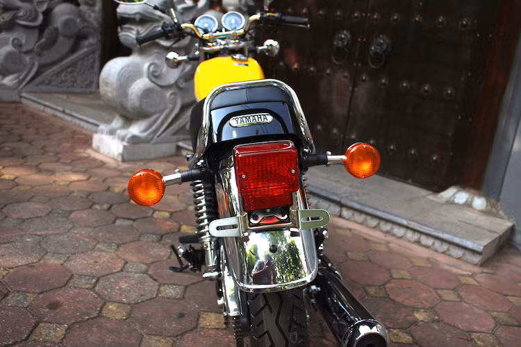 Chắn bùn sau trên SR400 60th Anniversary được mạ chrome sáng bóng và kèm theo đèn hậu cùng pát biển số.