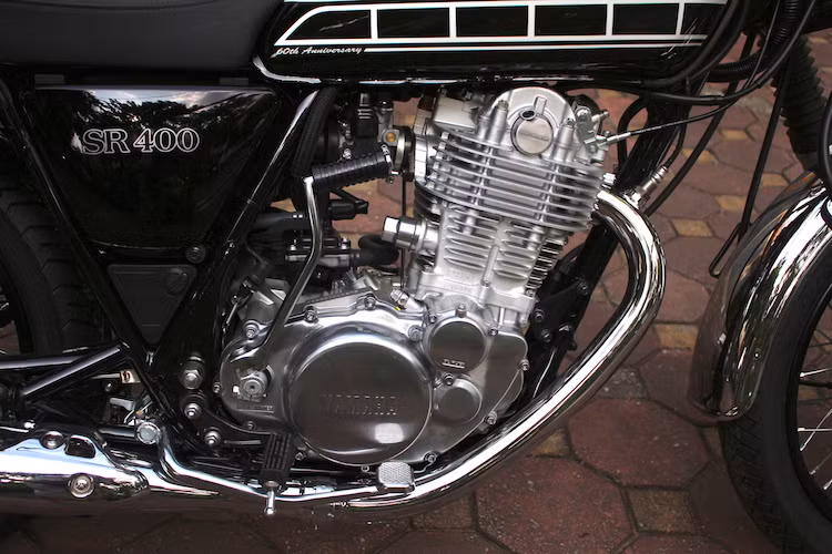 Ngoài khác biệt về màu sắc, động cơ của SR400 60th Anniversary vẫn là loại 4 kỳ 1 xi-lanh SOHC làm mát bằng không khí với dung tích 399 cc và côn tay di kèm 5 cấp số.