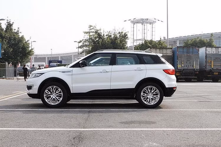 Nhìn tổng thể thiết kế nhiều người nhận xét - nếu chiếc xe này gắn logo Land Rover, sẽ rất khó để phân biệt đâu là xe thật, đâu là xe giả khi Landwind X7 gần như copy y hệt Range Rover Evoque, khiến hãng xe Anh đã phải đâm đơn kiện.