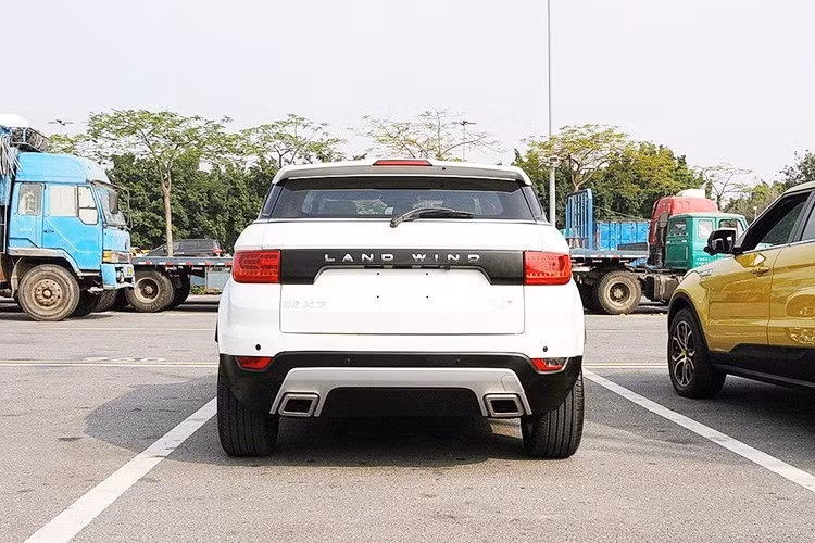 Tại thị trường Trung Quốc, Landwind X7 có giá dao động từ 135.000 nhân dân tệ ( tương đương 21.740 USD - khoảng hơn 400 triệu đồng). Trong khi đó, mẫu xe gốc Range Rover Evoque có giá bán tại thị trường Trung Quốc từ 448.000 đến 582.800 nhân dân tệ tùy từng phiên bản (tương đương 71.600 đến 93.017 USD - khoảng gần 2 tỷ đồng).