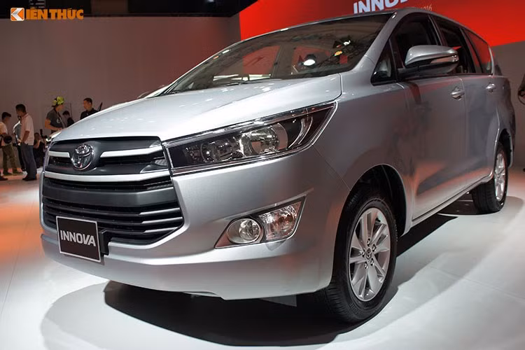 1 tuần sau khi Elantra ra mắt, Toyota cũng chính thức công bố thế hệ mới của mẫu xe 7 chỗ hàng đầu Việt Nam là Innova. Toyota Innova 2016 tại Việt Nam sẽ chỉ còn 3 phiên bản E, G và V. Phiên bản dành cho taxi ở thế hệ cũ là Innova J đã không tiếp tục được lắp ráp và Innova E 2016 sẽ đảm nhiệm vai trò này nhằm thay thế cho nó. Cũng giống như Elantra, Innova mới đã "lột xác" hoàn toàn từ trong ra ngoài.
