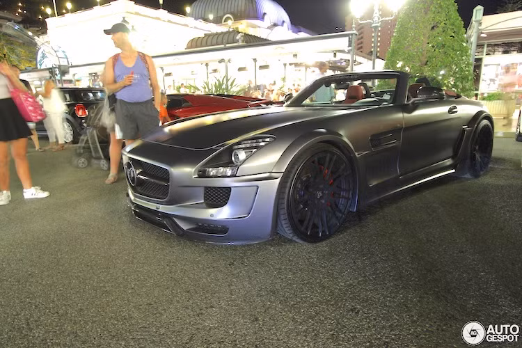 Ở bên ngoài, ngoại hình của SLS AMG đã có sự thay đổi rất lớn nhờ gói body Hawk với cản trước mới có các khe hút gió lớn hơn, các vòm bánh rộng hơn cùng cản sau có các cánh khuếch tán lớn.