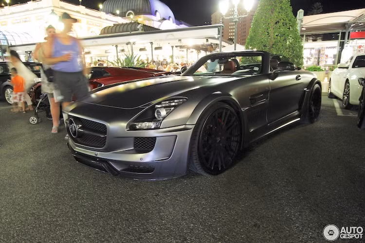 Với những nâng cấp nêu trên, SLS AMG Roadster Hawk có khả năng tăng tốc từ 0-100 km/h chỉ trong 3,6 giây và đạt tốc độ tối đa 320 km/h.