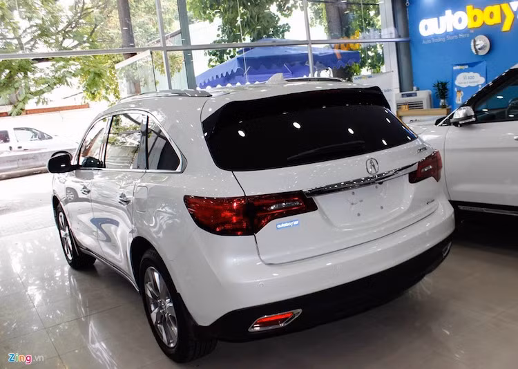 Acura MDX, còn được gọi là Honda MDX ở một số thị trường như Nhật hay Australia, là mẫu crossover 3 hàng ghế sang trọng. Thế hệ đầu tiên ra đời năm 2000, thế hệ thứ 2 từ 2007 đến 2013, và thế hệ thứ 3 sản xuất từ năm 2014 đến nay.