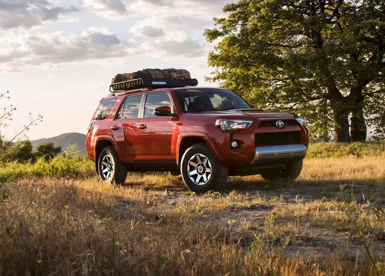 Về ngoại hình, các phiên bản 4Runner TRD Off-Road không có thay đổi gì lớn, bên cạnh bộ mâm đúc 7 cánh mới cứng cáp đi kèm lốp "béo" offroad, khoảng sáng gầm lớn và logo đặc biệt gắn trên cột C.
