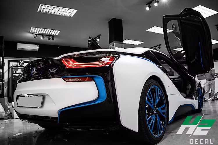 Sử dụng những công nghệ chế tác đỉnh cao của BMW cùng các vật liệu siêu nhẹ như sợi carbon, nhưng do phải "gánh" thêm hệ động lực xăng-điện với các khối pin phức tạp nên i8 vẫn có trọng lượng lên tới 1458 kg. Tại Việt Nam, một chiếc BMW i8 hiện có giá khoảng 7 tỷ đồng.