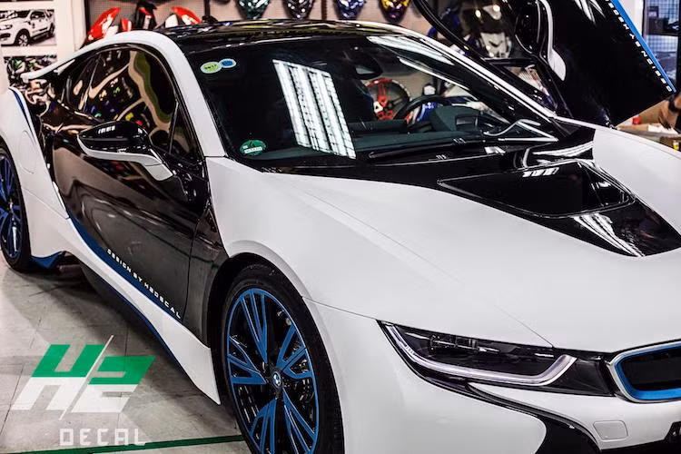 Để khiến cho i8 giống Vision Efficient Dynamics, một chủ xe BMW i8 tại Việt Nam đã đặt dán hai bên cửa thân xe tới vòm bánh trước decal màu đen, tạo cảm giác như cửa kính của các phiên bản concept. Đồng thời những đường chỉ màu xanh cũng giúp chiếc xe gần với Vision Efficient Dynamics hơn.