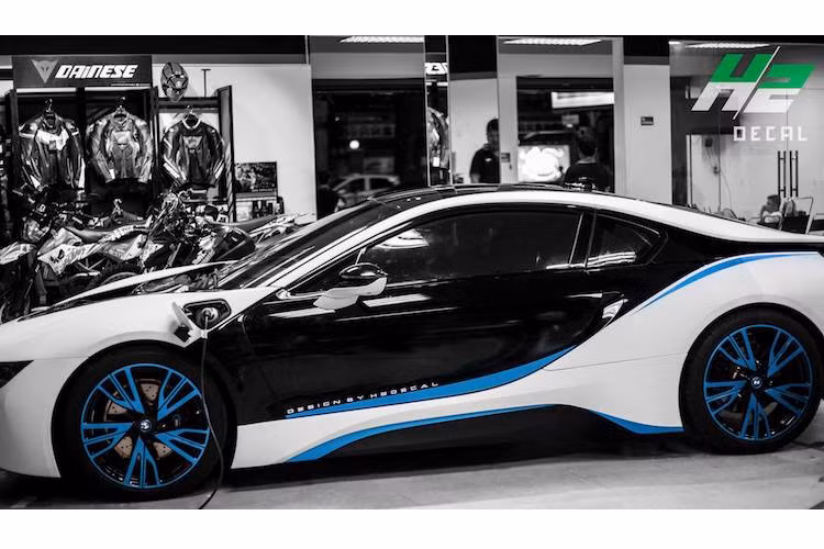 Năm 2013, kiểu dáng của i8 phiên bản thương mại đã được "chốt hạ" khi BMW tung ra phiên bản thử nghiệm i8 Prototype được dán kín thân để che thiết kế. Tới tháng 9/2013, chiếc i8 như ngày nay mới chính thức được "trình làng", sở hữu thân xe dù khác biệt nhưng vẫn có rất nhiều nét chung với phiên bản concept đầu tiên.