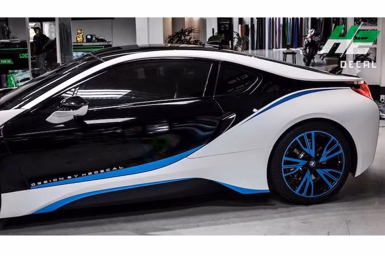 BMW i8 được trang bị động cơ 1.3l tăng áp 3 xi-lanh tăng áp 231 mã lực nằm giữa, cùng với mô-tơ điện 131 mã lực ở bánh trước. 2 động cơ có thể khiến i8 chỉ mất 4,4 giây để đạt 100 km/h trước khi tới tốc độ tối đa 250 km/h một cách dễ dàng, trong khi vẫn chỉ có mức tiêu thụ 2,1l/100 km.