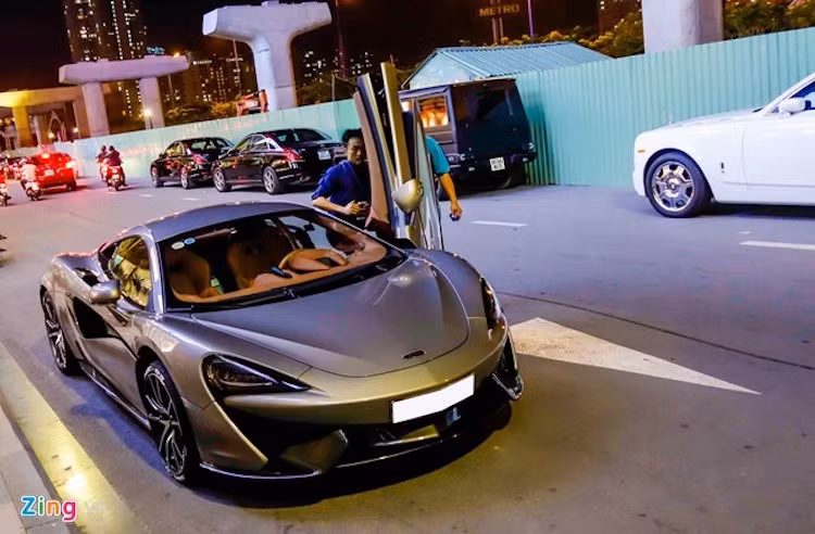 Doanh nhân Quốc Cường điều khiển chiếc McLaren 570S độc nhất tại Việt Nam. Đây là siêu xe mới của hãng xe Anh Quốc, ra mắt hồi tháng 5/2015 nhưng đã sớm có mặt tại Việt Nam.