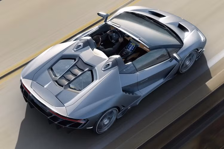 Xe có khả năng tăng tốc 0-100 km/h chỉ trong 2,8 giây, 0-300 km/h trong 23,5 giây, tốc độ tối đa hơn 350 km và quãng đường phanh từ 100-0 km/h chỉ dài 30m. Đặc biệt, bánh sau của Centenario cũng được trang bị hệ thống đánh lái với góc tối đa 15 độ, khiến chiếc siêu xe "ôm cua" hơn.