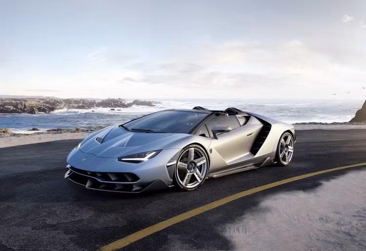 Cũng giống như phiên bản coupe, Lamborghini sẽ chỉ sản xuất đúng 20 chiếc Centenario Roadster và bán với giá đắt hơn, lên tới 2 triệu Euro (tương đương 50,5 tỷ đồng). Dù có giá cực đắt nhưng hiện tại cả 20 chiếc xe đều đã có người đặt hàng.