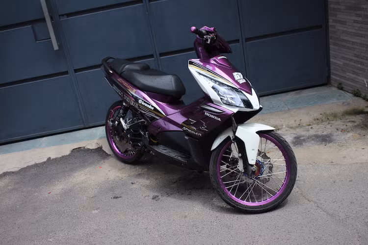 Trong số các phong cách độ thường thấy trên Air Blade nói riêng và các mẫu xe tay ga cỡ nhỏ nói chung, phong cách độ kiểng "lai" xe đấu drag khá được ưa chuộng do khiến chiếc xe trở nên thể thao hơn mà không mất đi tính tiện dụng vốn có. Đây cũng là phong cách được một biker Sài Gòn lựa chọn cho chiếc Air Blade của mình.