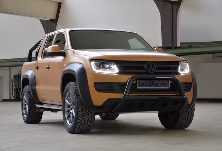 Với mục tiêu hướng Amarok trở thành một mẫu bán tải offroad chuyên nghiệp, MTM đã bắt đầu độ lại từ ngoại thất của xe trên bản độ V8 Passion Desert. Giống nhiều mẫu pickup offroad khác, chiếc xe có các tấm nhựa nới rộng vòm bánh cùng bộ ba-đờ-sốc bằng thép cứng cáp.