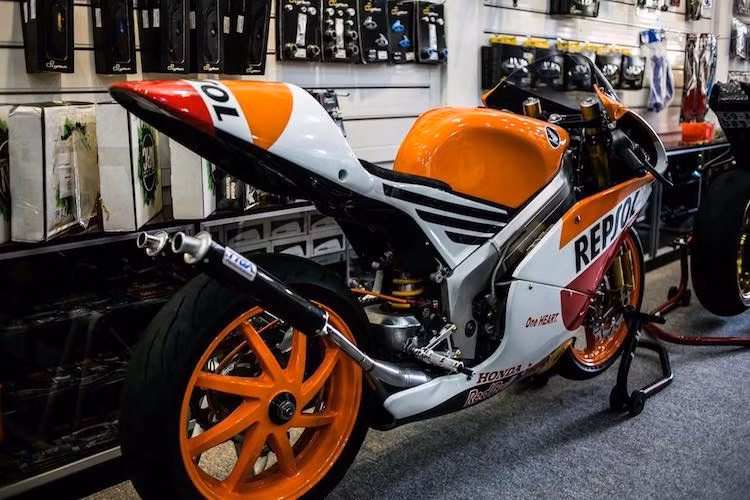 Cùng với phần đuôi được vuốt nhọn phía sau, chiếc xế nổ sportbike 2 kỳ đời cũ NSR250R SP đã trở thành một mẫu xe đua "thứ thiệt" để có thể "thi tài" trên đường đua.
