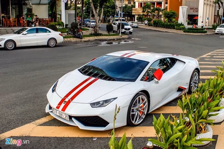 Kiểu trang trí này thường xuất hiện trên xe Ford Mustang, trong khi hãng siêu xe Lamborghini thường chuộng mô-típ tricolour, thể hiện màu sắc quốc kỳ Italy.