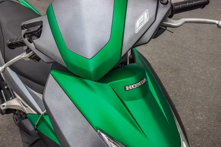 Vào thời điểm đó, Honda Air Blade mới chỉ là mẫu xe tay ga bánh lớn thứ 2 của Honda được lắp ráp tại Việt Nam, sau chiếc Click. So với Click, Air Blade hướng tới đối tượng khách hàng chính là nam giới.