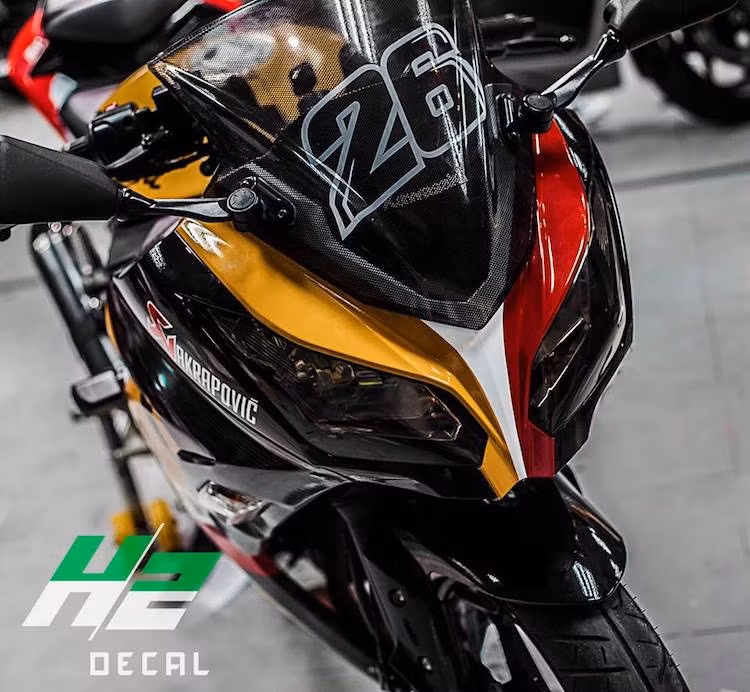 Do có kiểu dáng sportbike thể thao nên Ninja 300 tỏ ra khá phù hợp với "màu cờ sắc áo" của xe đua Honda. Quan trọng hơn, do đây là tem trùm nên chủ xe có thể nhanh chóng khôi phục chiếc xe về nguyên bản bằng cách lột tem.