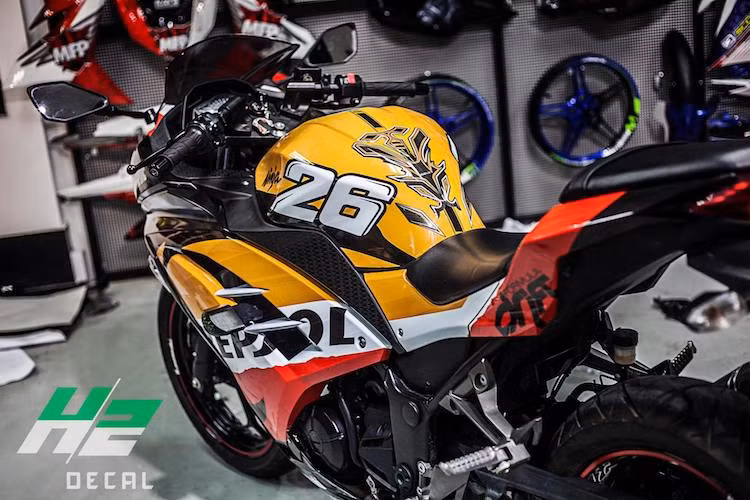 Tại Việt Nam, Kawasaki Ninja 300 2016 hiện đang được phân phối chính hãng với giá niêm yết 195 triệu. Tuy nhiên, chiếc xe cũng thường xuyên nằm trong các đợt giảm giá mạnh đặc biệt của Kawasaki Việt Nam, với mức giảm tới hàng chục triệu đồng.