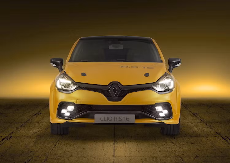 "Chất" thể thao của Clio RS 16 được thể hiện ở ngay bên ngoài ngoại hình xe, với bộ bodykit thể thao được "đặc chế" riêng. Trong đó cản trước của xe có các khe hút gió rất rộng, đồng thời được tích hợp đèn sương mù hình logo cờ caro cách điệu của Renault Sport vào hai bên.